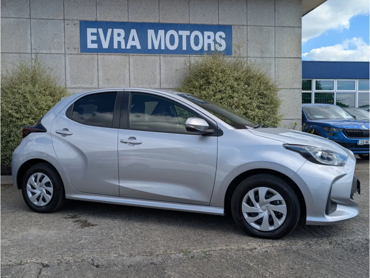 Toyota Yaris X HYBRID AUTOMATIC 1.5 PETROL //LOW M - Image 3