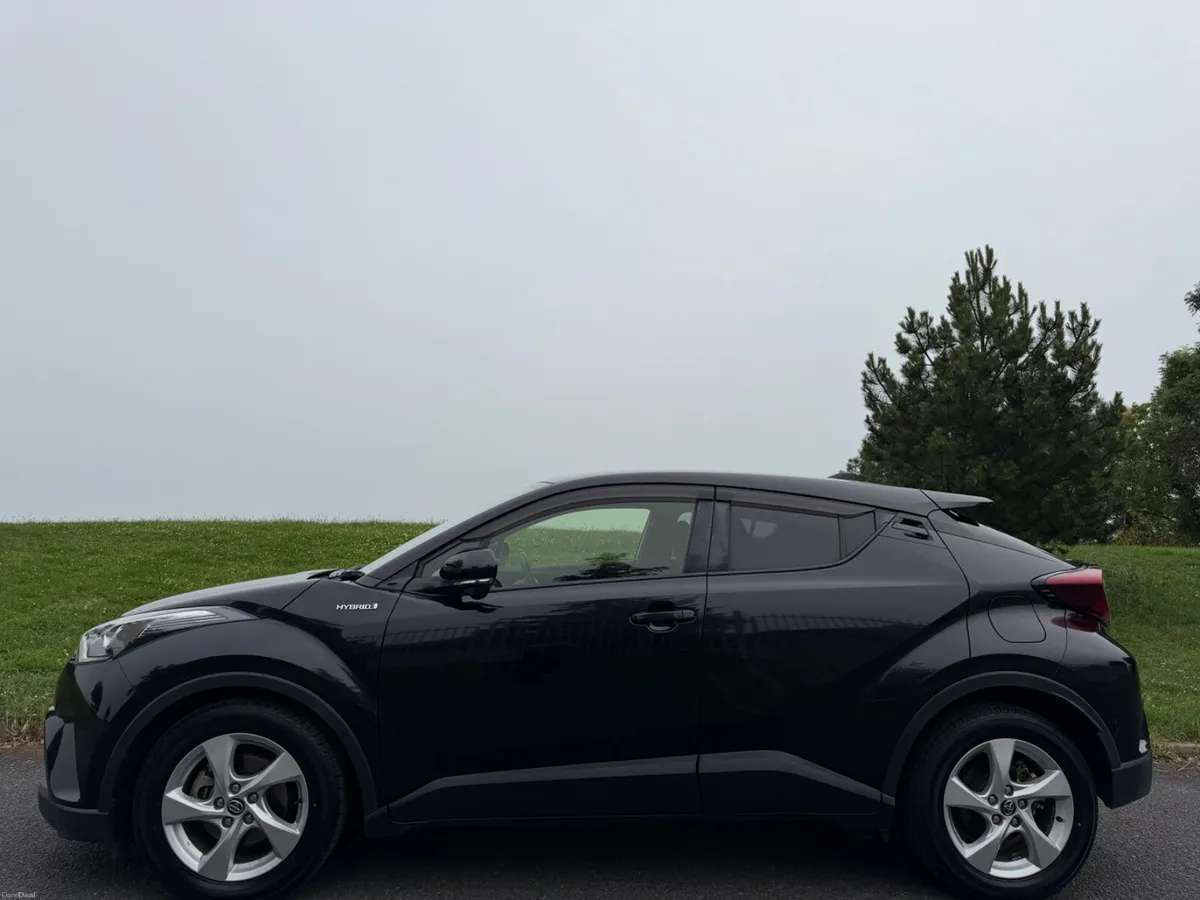 Toyota C-HR 1.8 Hybrid - Image 4