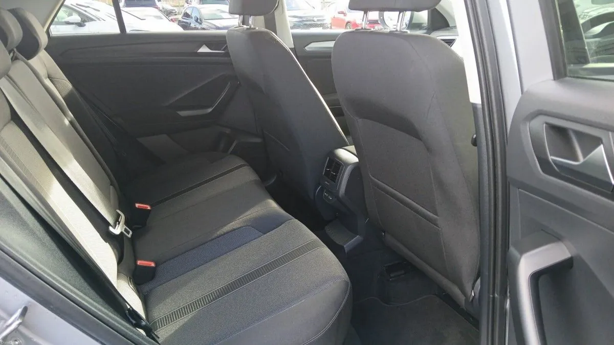 Volkswagen T-Roc LIFE 2.0 TDI M6F 116HP **REAR VIE - Image 6