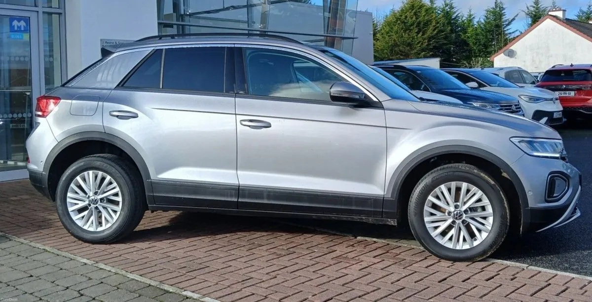 Volkswagen T-Roc LIFE 2.0 TDI M6F 116HP **REAR VIE - Image 2