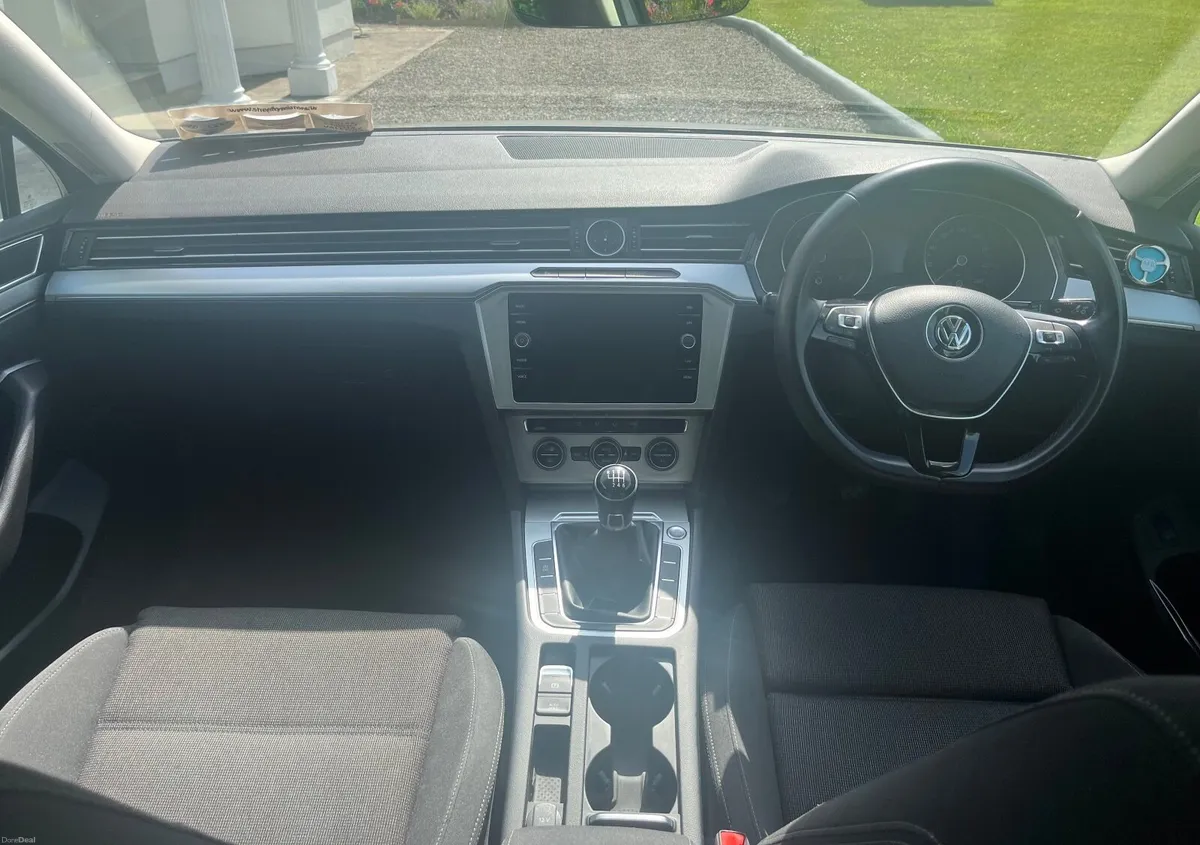 Volkswagen Passat 2019 - Image 5