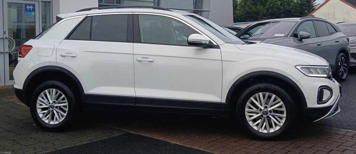 Volkswagen T-Roc Life 2.0 TDI 116HP **REAR VIEW CA - Image 4