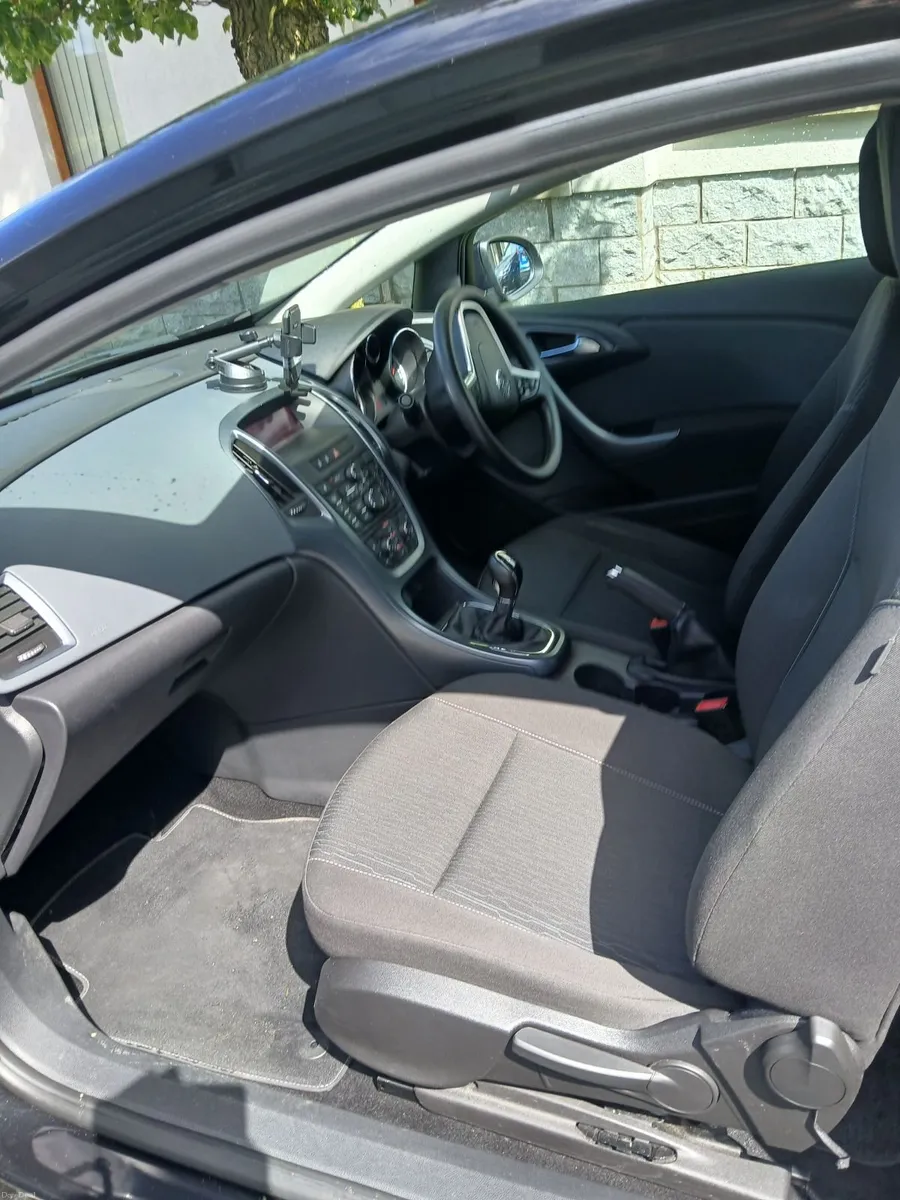Opel Astra 2013 - Image 2