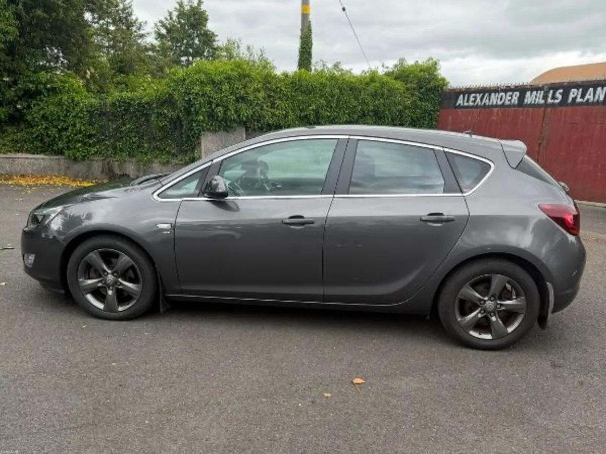 Vauxhall Astra 2012 - Image 2