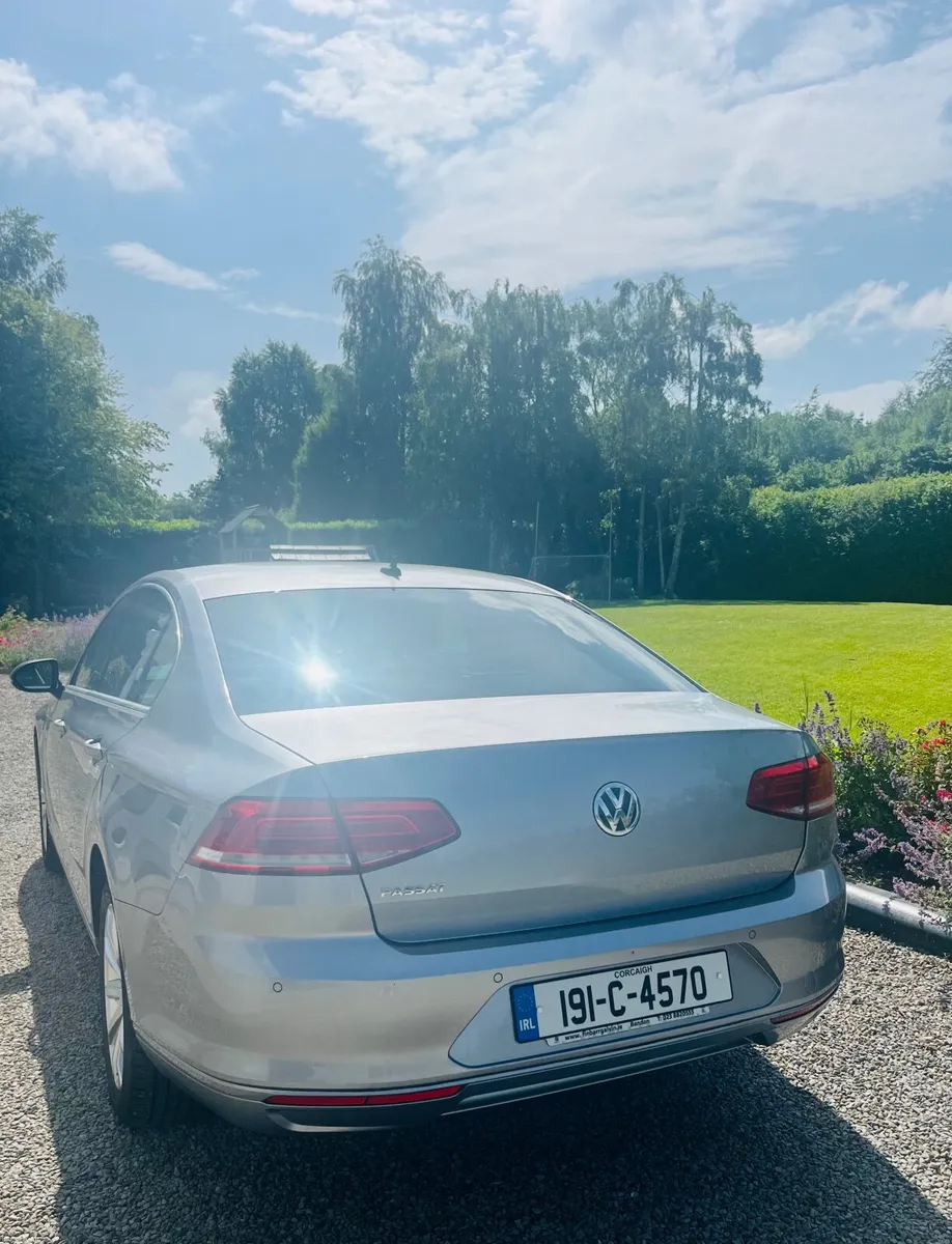 Volkswagen Passat 2019 - Image 2