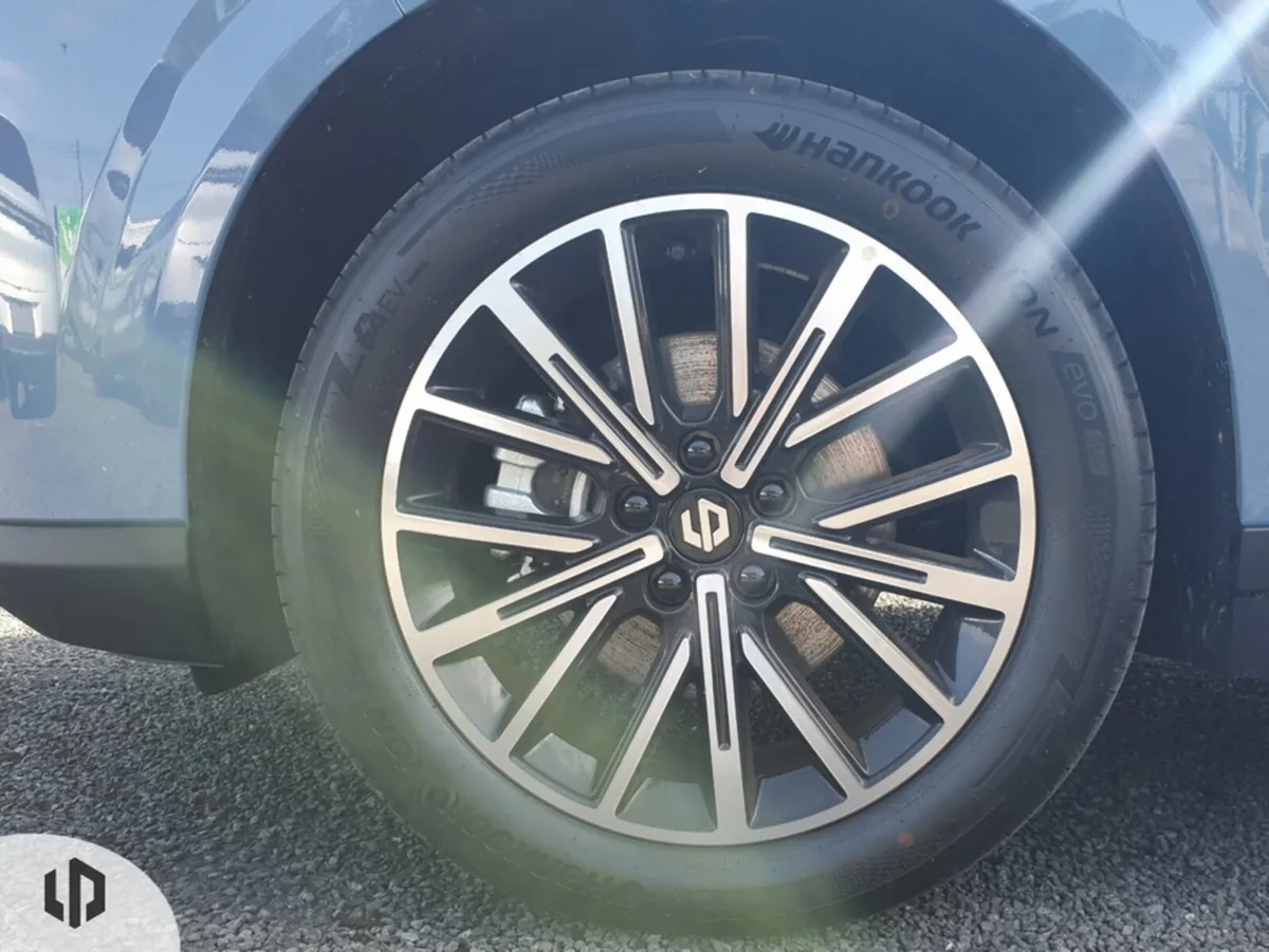 Leapmotor B10 Hybrid EV Design - Image 6