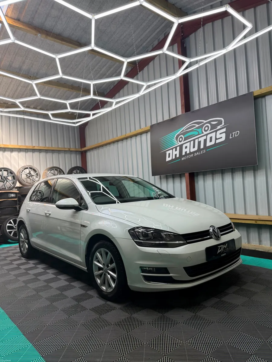 2015(152) VW Golf 1.2 Petrol  - Lounge spec! - Image 1