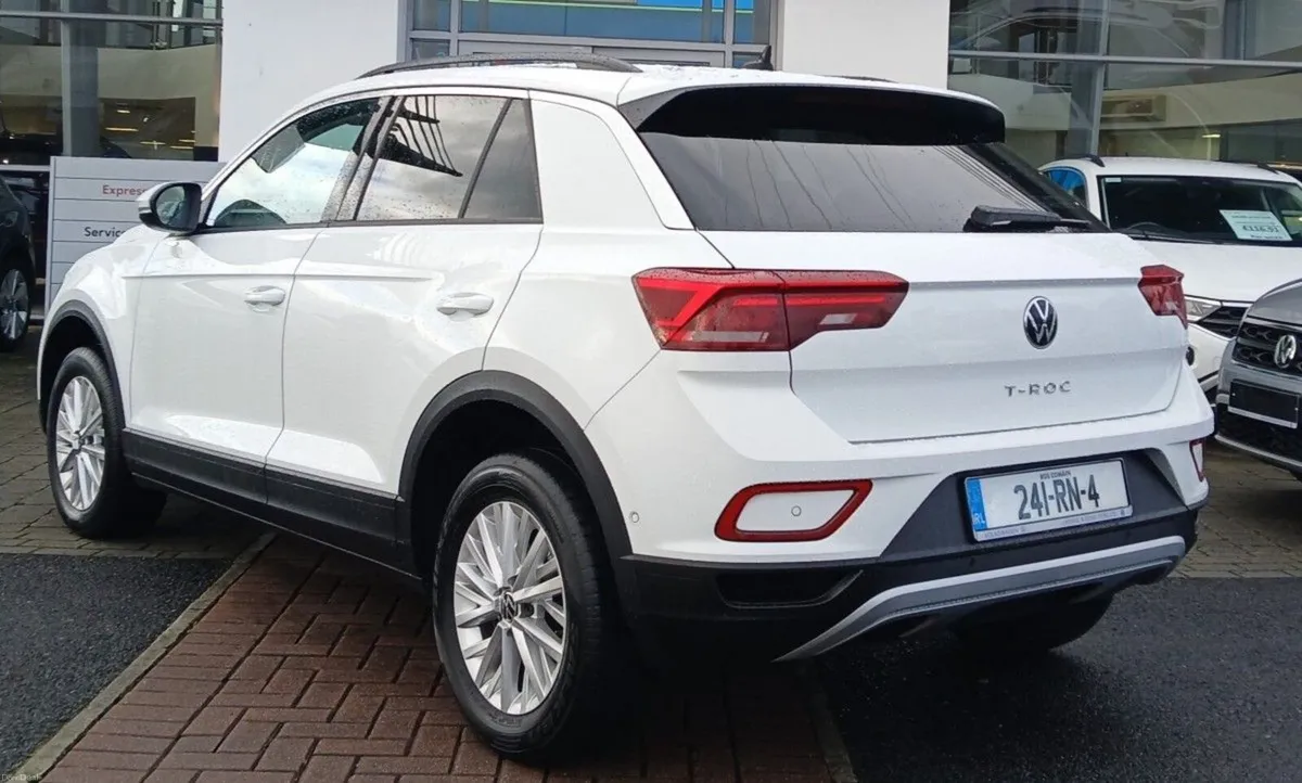 Volkswagen T-Roc LIFE 2.0 TDI 116HP **REAR VIEW CA - Image 3