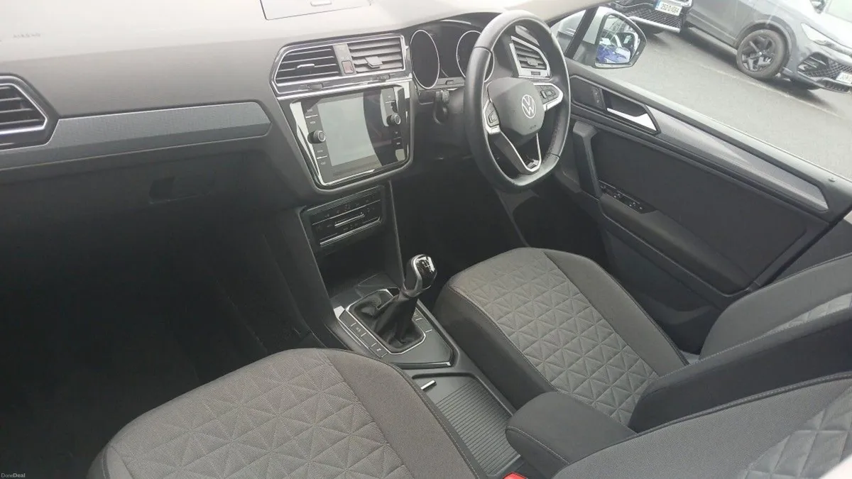 Volkswagen Tiguan Life 2.0 TDI 122HP **REAR VIEW C - Image 5