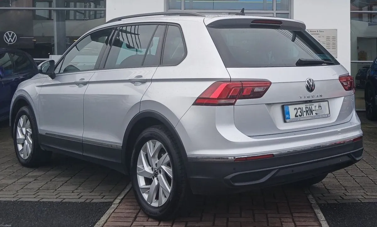 Volkswagen Tiguan Life 2.0 TDI 122HP **REAR VIEW C - Image 3