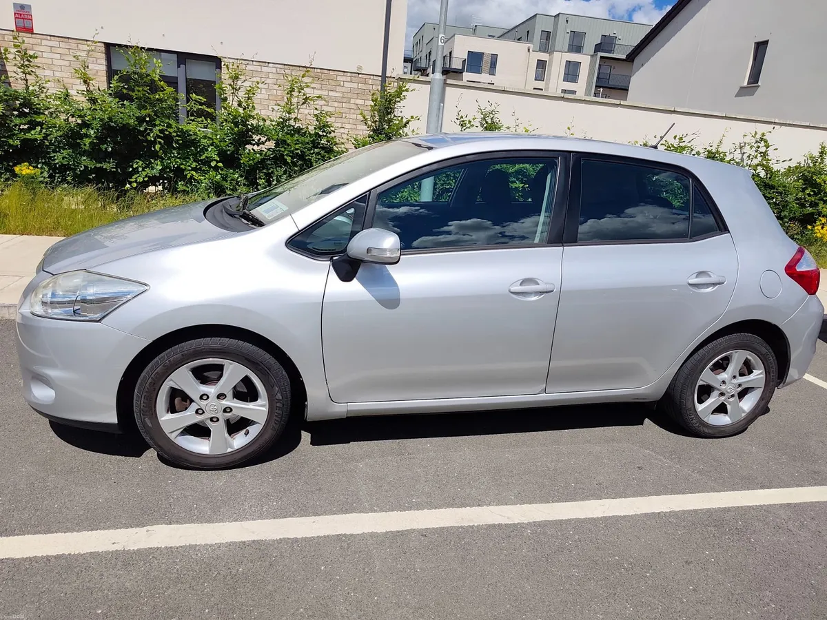 Toyota Auris 2010 - Image 2