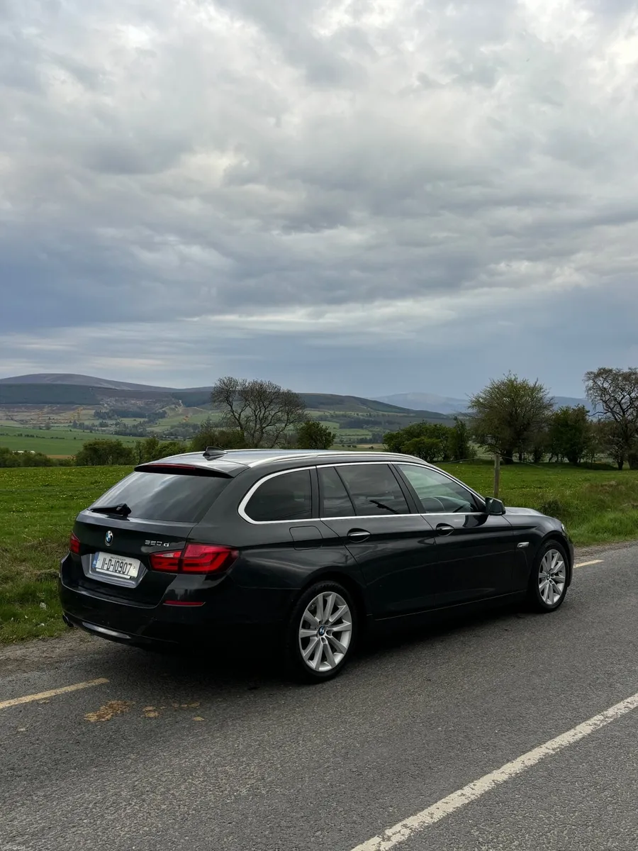 BMW 5-Series 2011 - Image 2