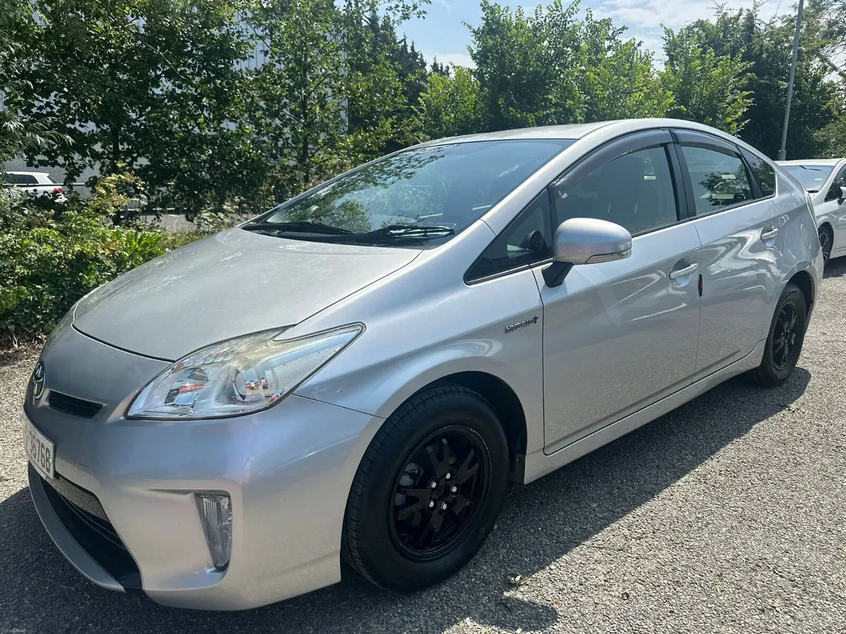 Toyota Prius 2015 - Image 2