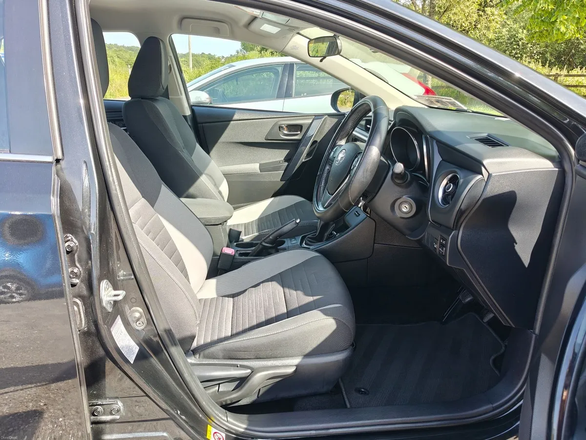 Toyota Auris 2016 1.2 petrol - low mileage - Image 3