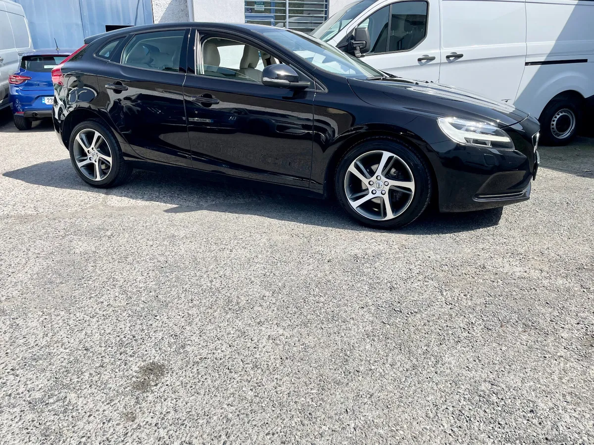 Volvo V40 Momentum 2.0 D2 Diesel Manual,2018 - Image 2
