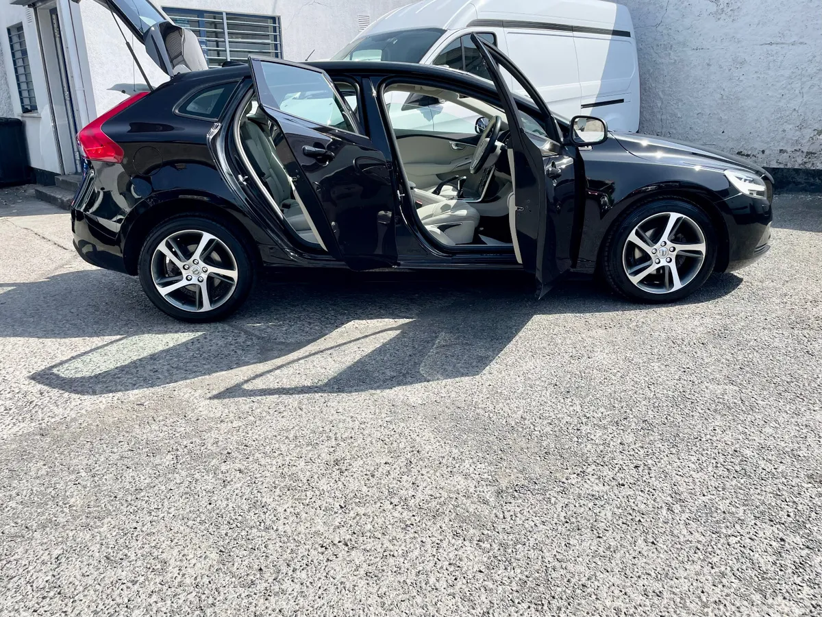 Volvo V40 Momentum 2.0 D2 Diesel Manual,2018 - Image 3