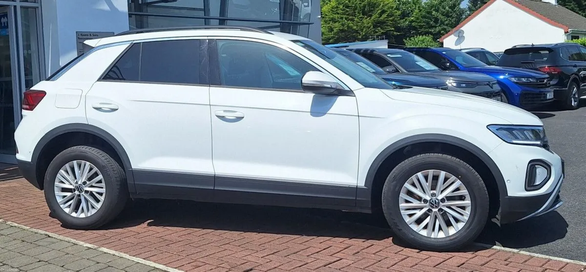 Volkswagen T-Roc Life 2.0 TDI 116HP **REAR VIEW CA - Image 2