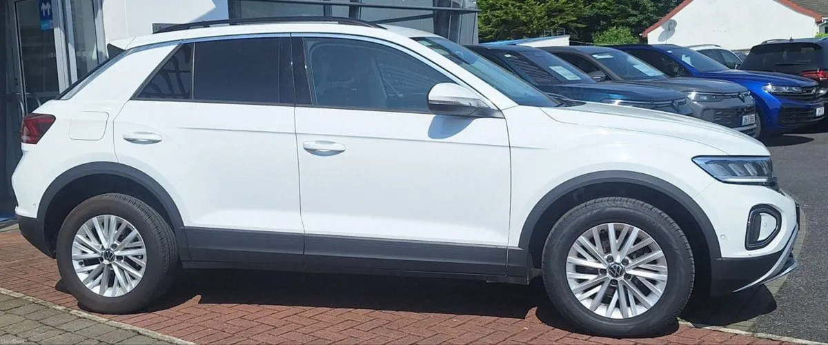 Volkswagen T-Roc LIFE 2.0 TDI 116HP **REAR VIEW CA - Image 2