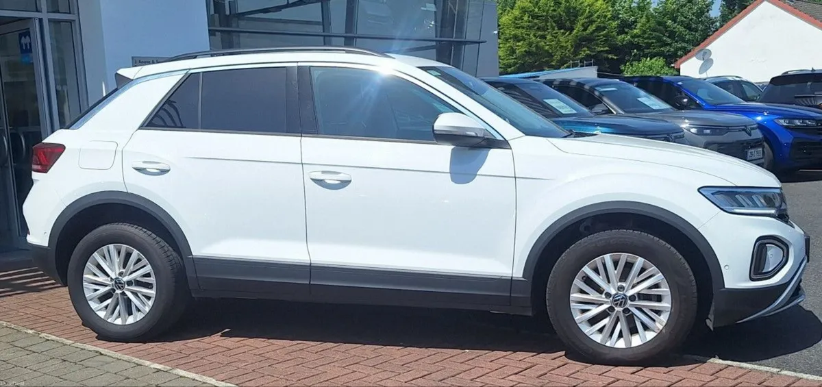 Volkswagen T-Roc Life 2.0 TDI 116HP **REARVIEW CAM - Image 2