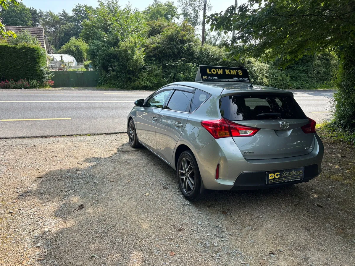 Toyota Auris 2015 - Image 2