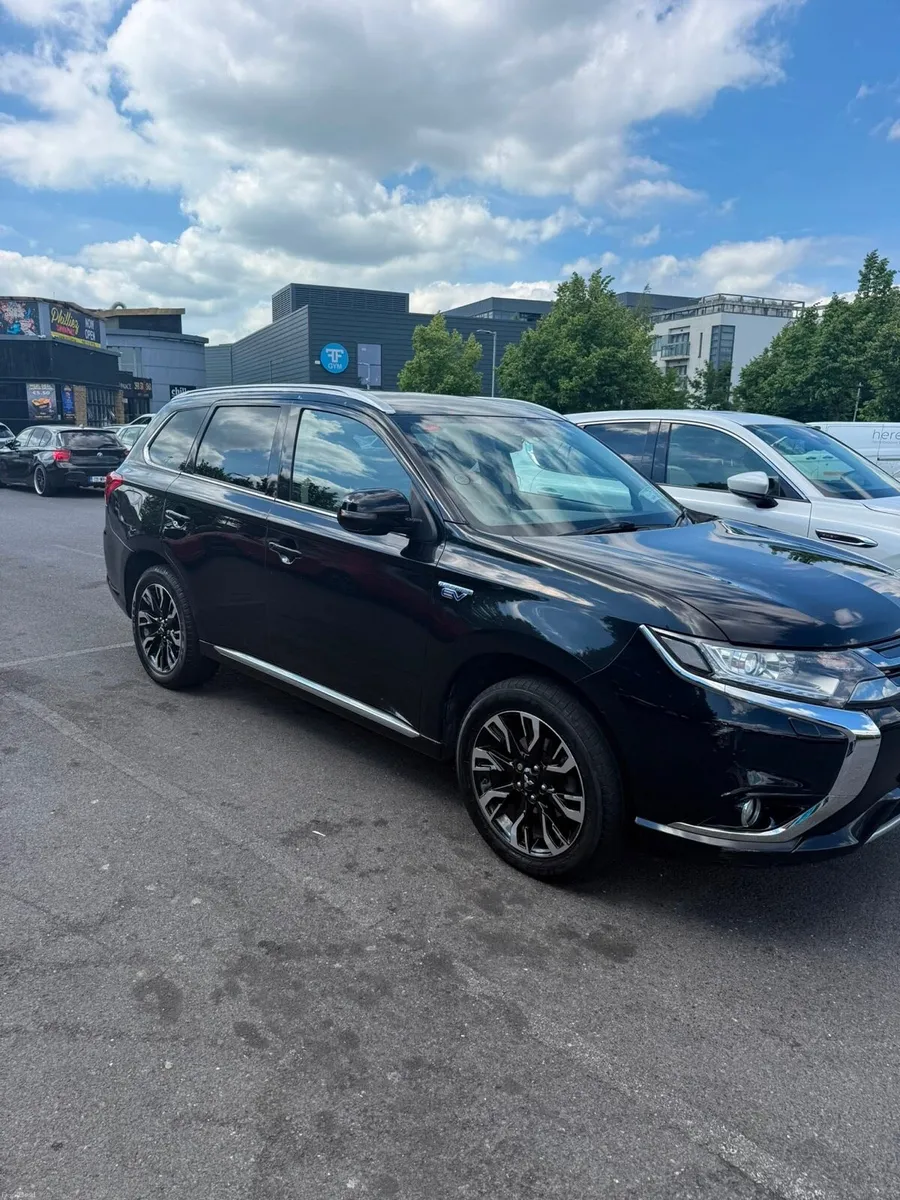 2016 (162) Mitsubishi Outlander 2.0L hybrid - Image 1