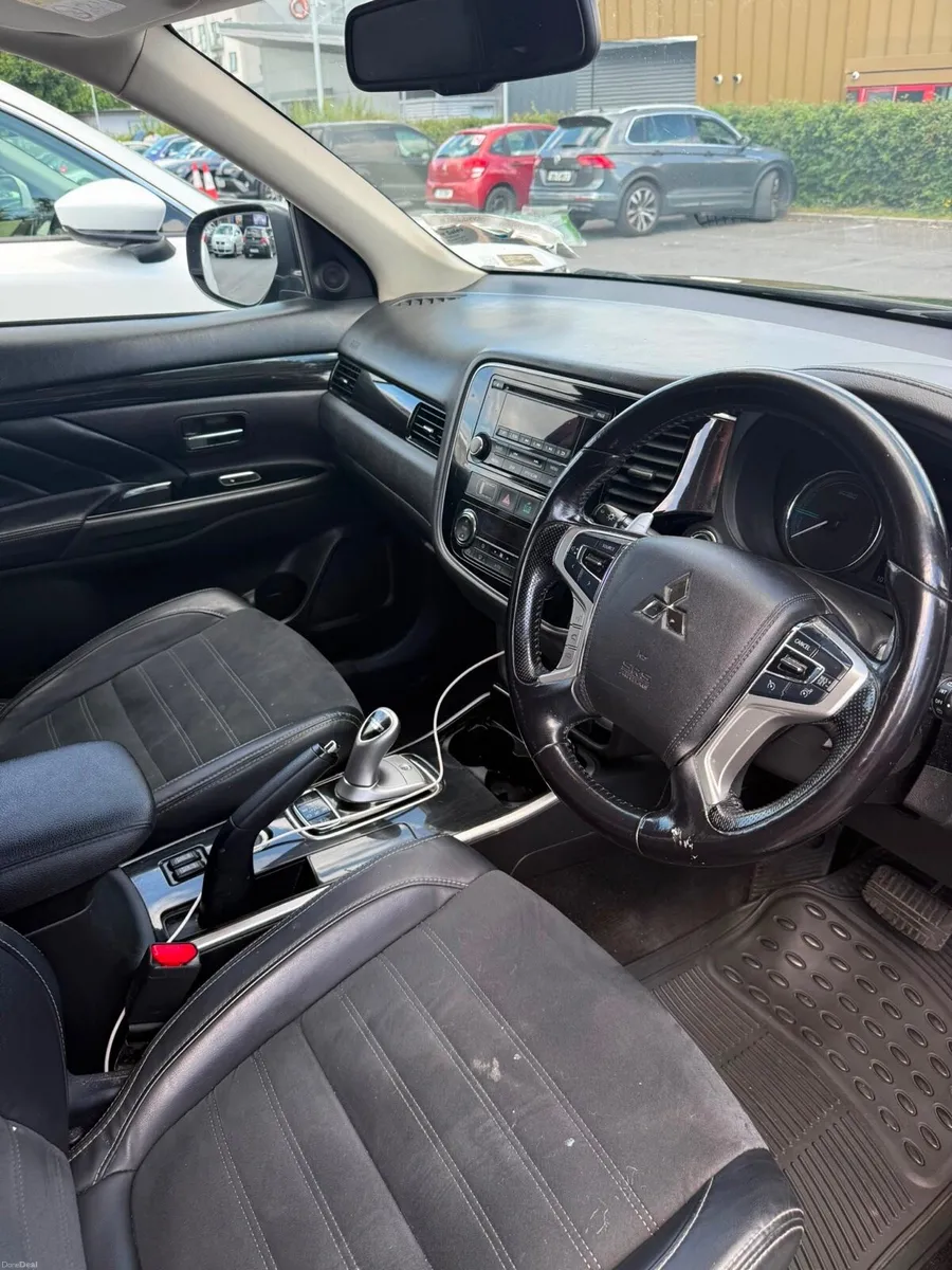 2016 (162) Mitsubishi Outlander 2.0L hybrid - Image 3