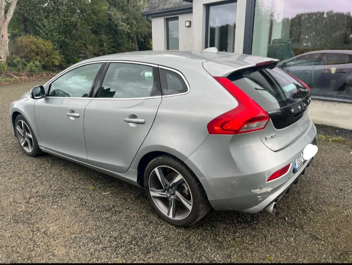 Volvo V40 D2 car - Image 2