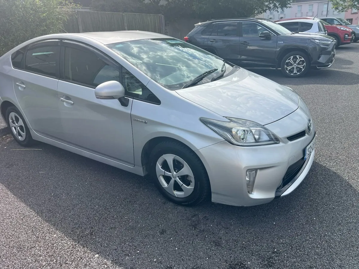 Toyota Prius 2015 - Image 2