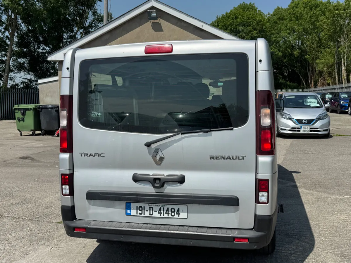 RENAULT TRAFIC WHEELCHAIR ASSESSABLE TAXI 2019 - Image 5