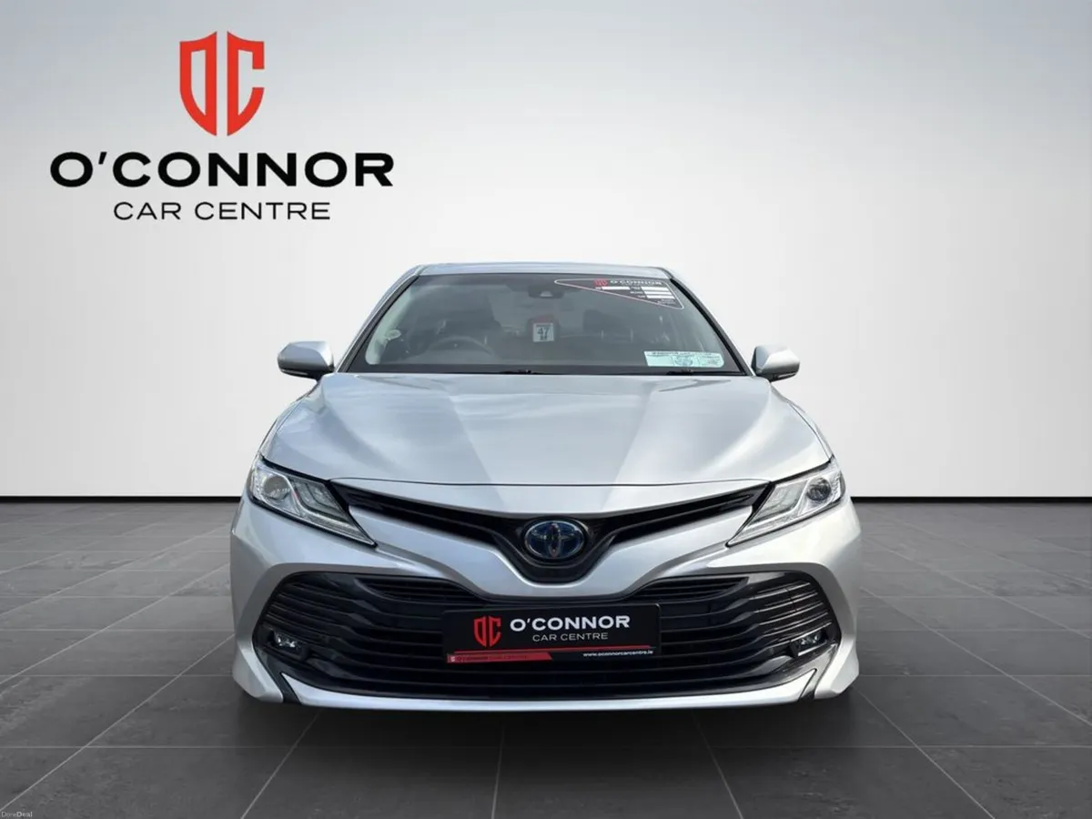 Toyota Camry Looks like luxury, sips fuel like a h - Image 2
