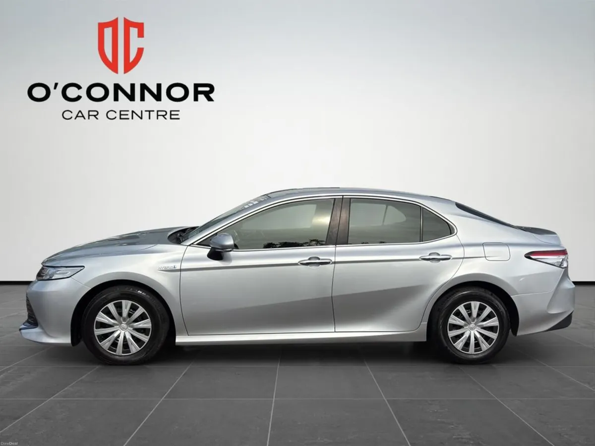 Toyota Camry Looks like luxury, sips fuel like a h - Image 3