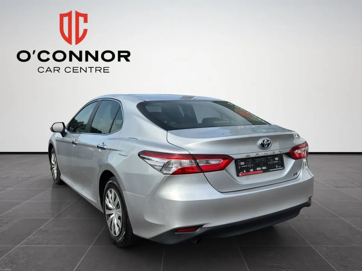 Toyota Camry Looks like luxury, sips fuel like a h - Image 4