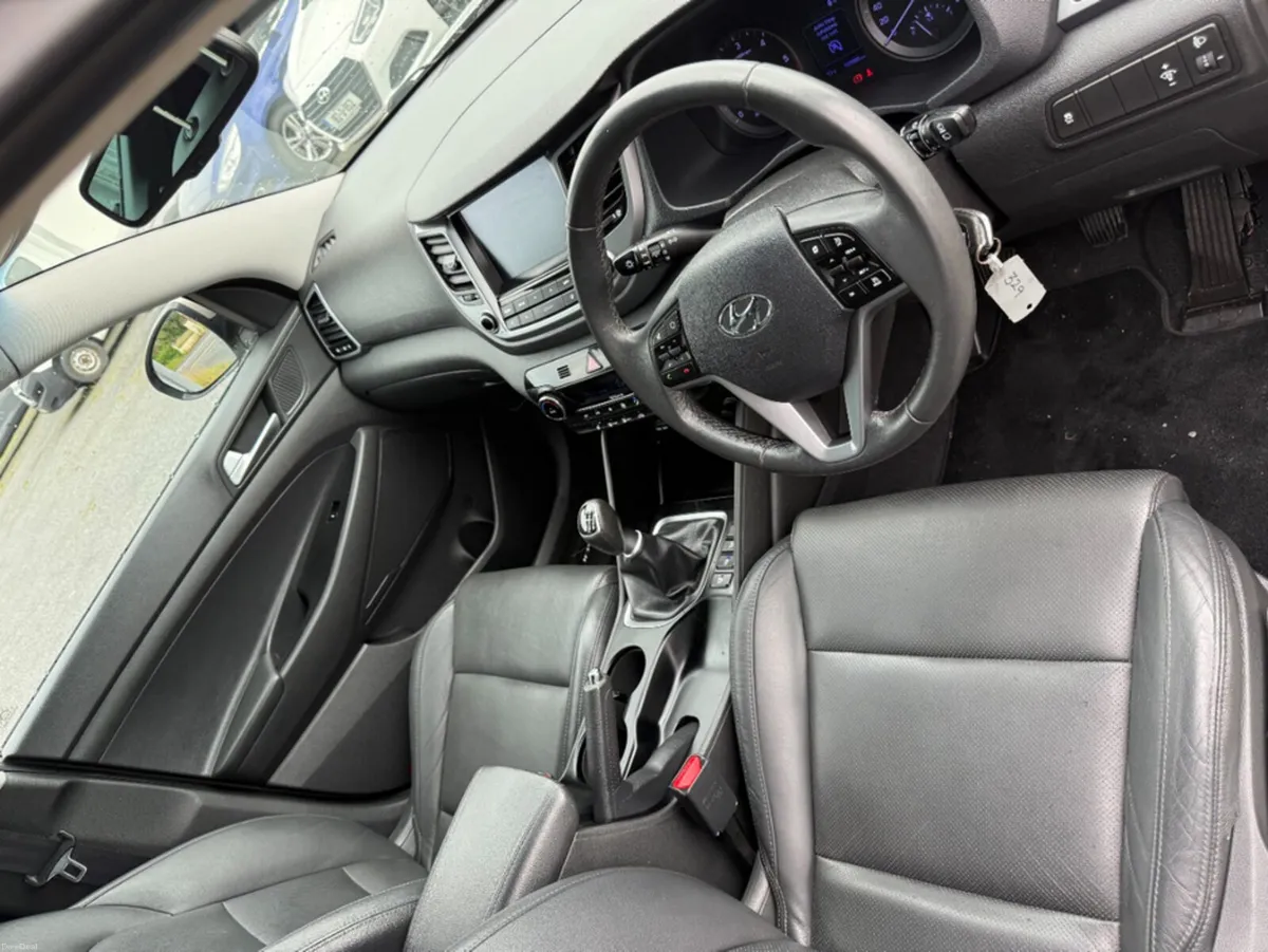 Hyundai Tucson 1.7 EXECUTIVE 5DR - Image 2