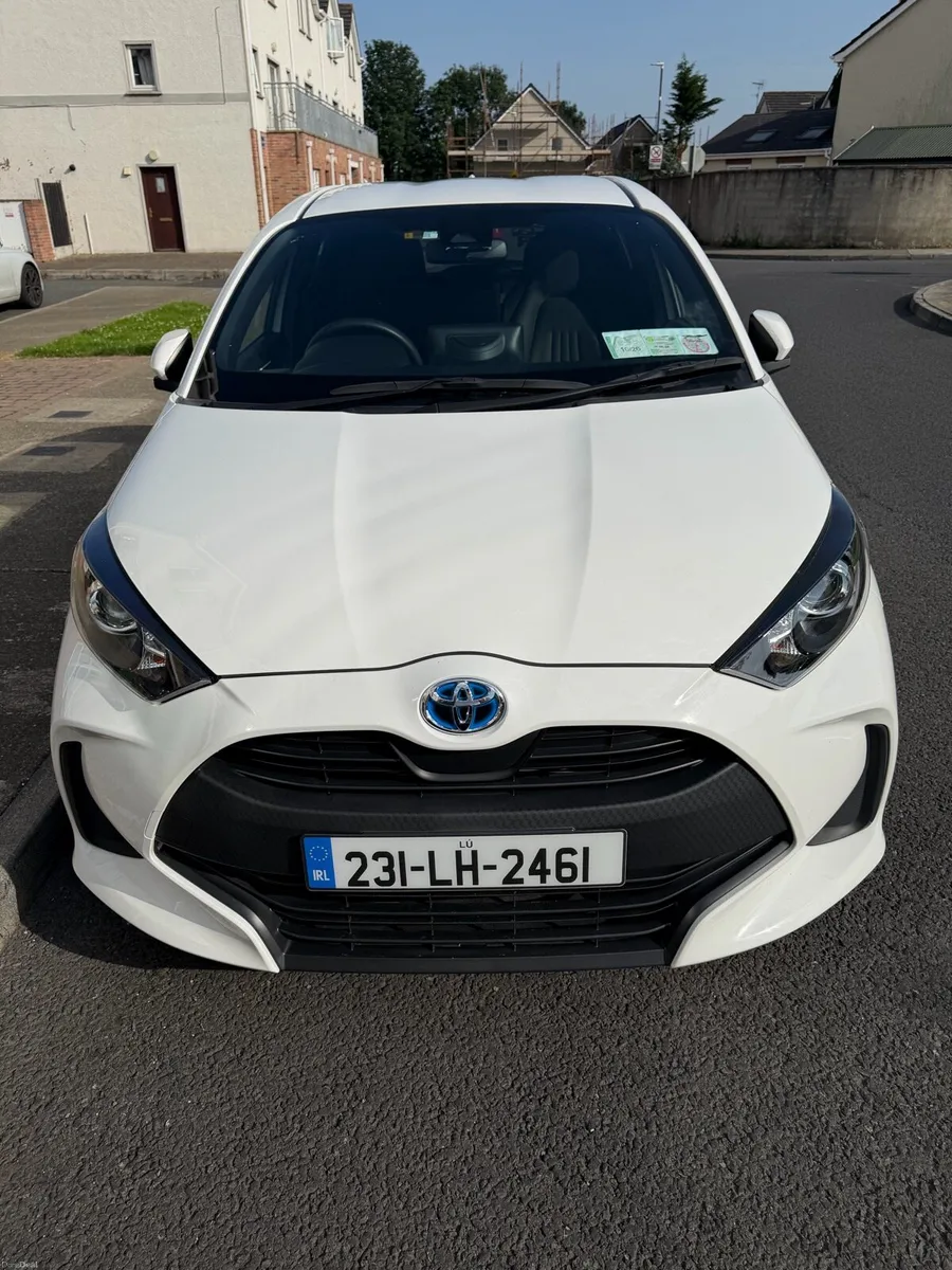 Toyota Yaris Hybrid 2023 - Image 2