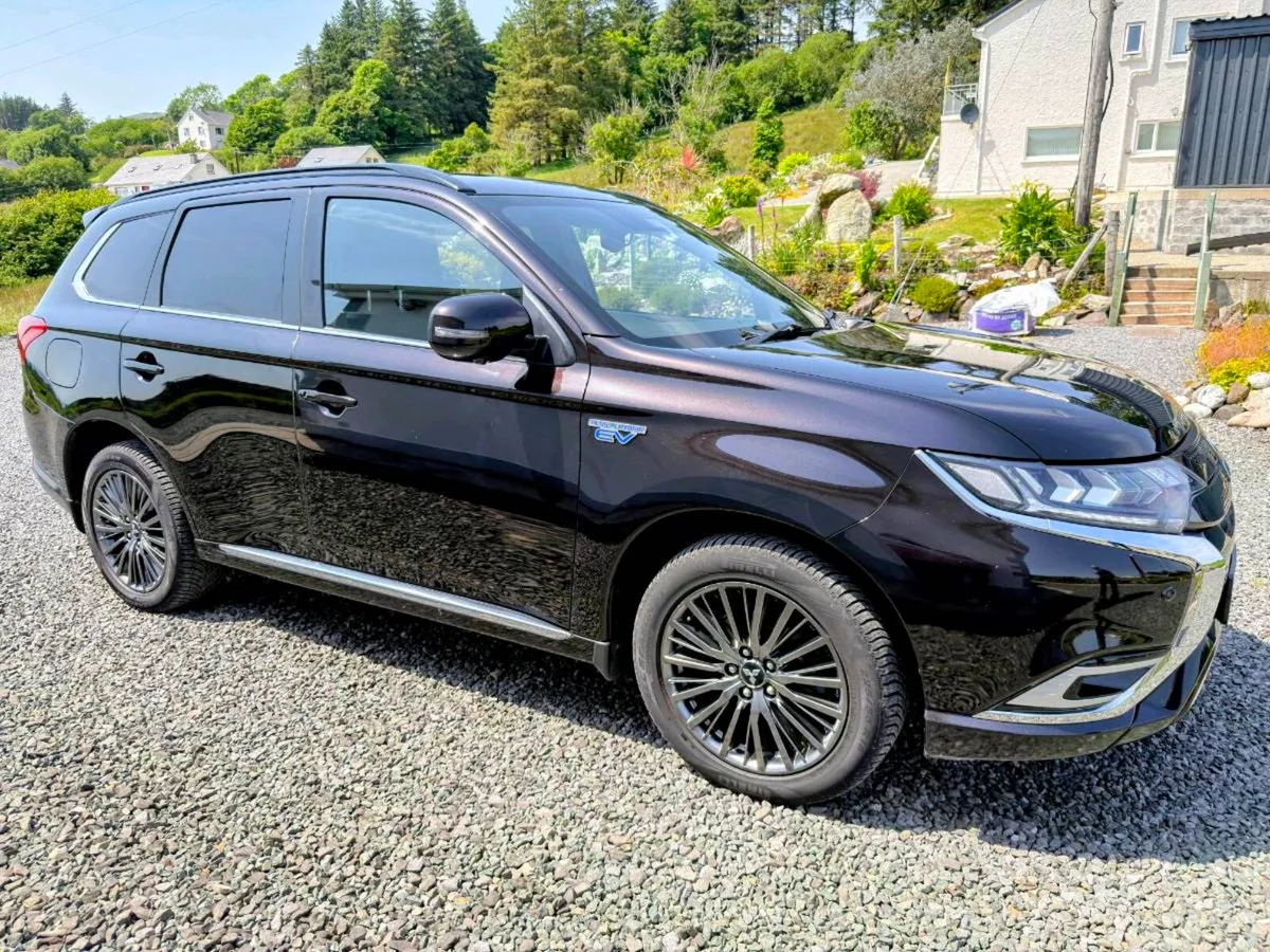 2020 Outlander PHEV S-Edition | 4WD | NCT 01/28 - Image 2