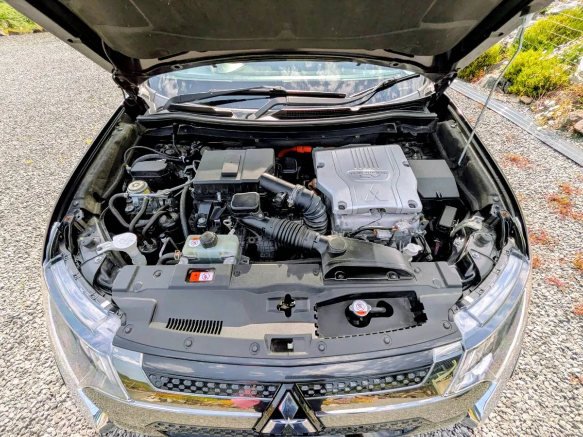 2020 Outlander PHEV S-Edition | 4WD | NCT 01/28 - Image 4