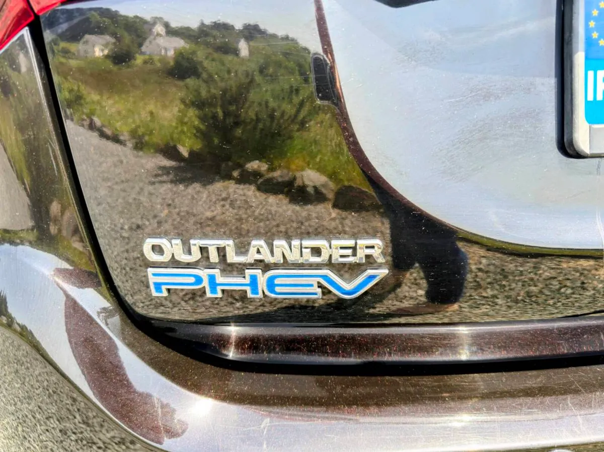 2020 Outlander PHEV S-Edition | 4WD | NCT 01/28 - Image 3