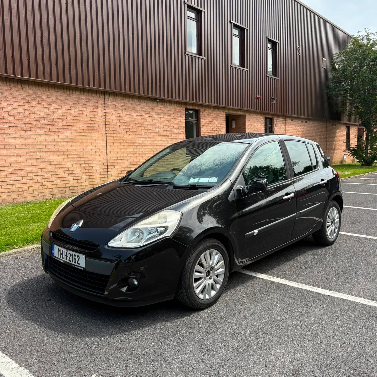 RENAULT CLIO 1.2 PETROL NCT 10/26 TAX 07/26 - Image 2