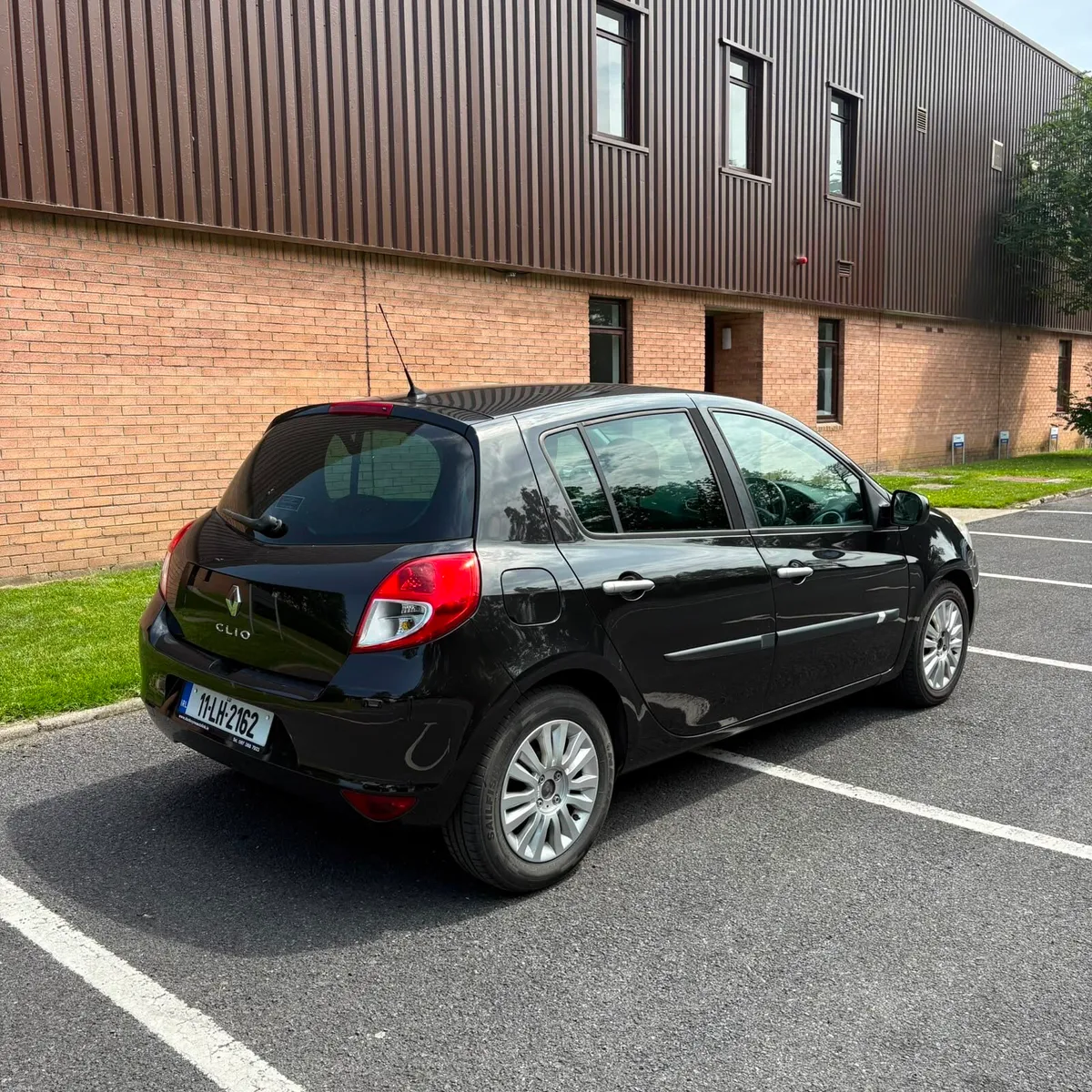 RENAULT CLIO 1.2 PETROL NCT 10/26 TAX 07/26 - Image 4
