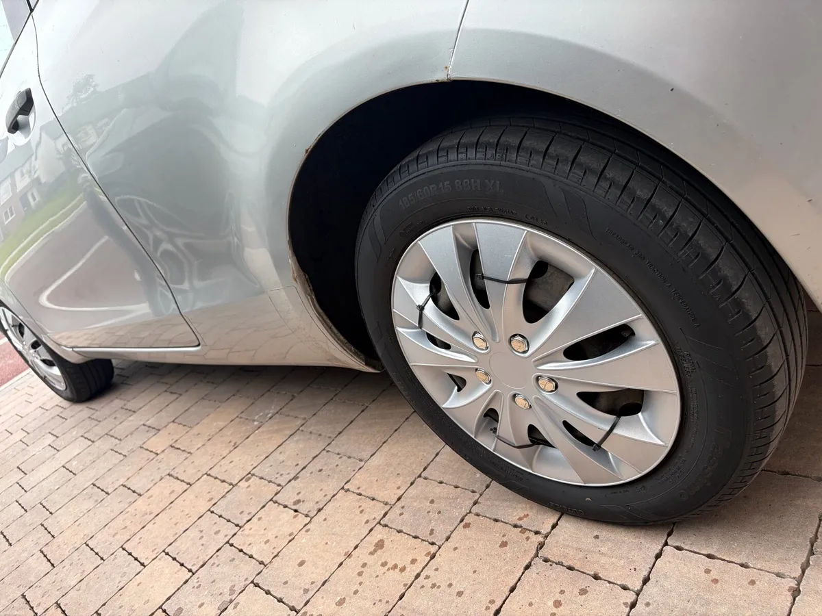 2008 Toyota Yaris - Image 2