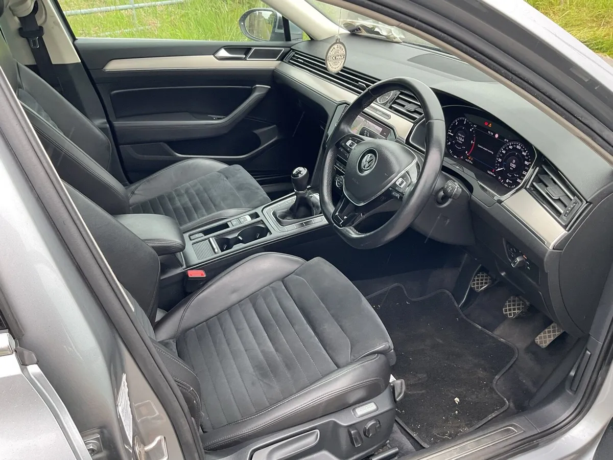 19 Volkswagen Passat - Image 4