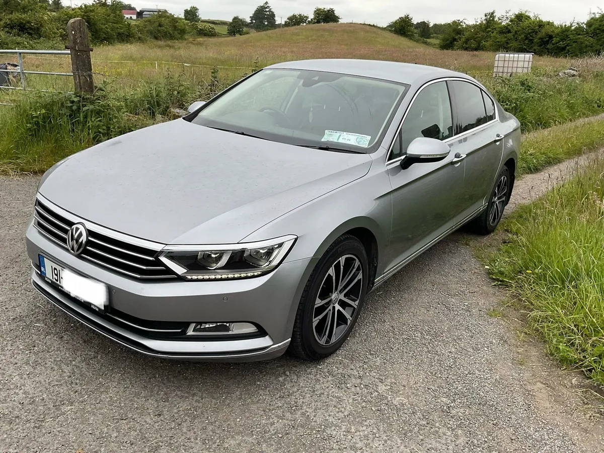 19 Volkswagen Passat - Image 1