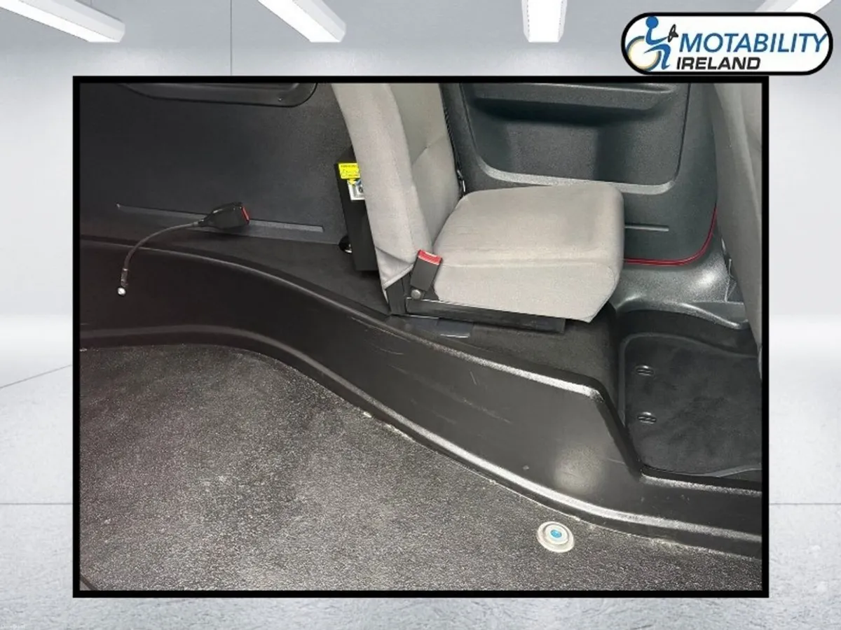 Volkswagen Caddy Maxi Life Drive From Wheelchair - Image 6