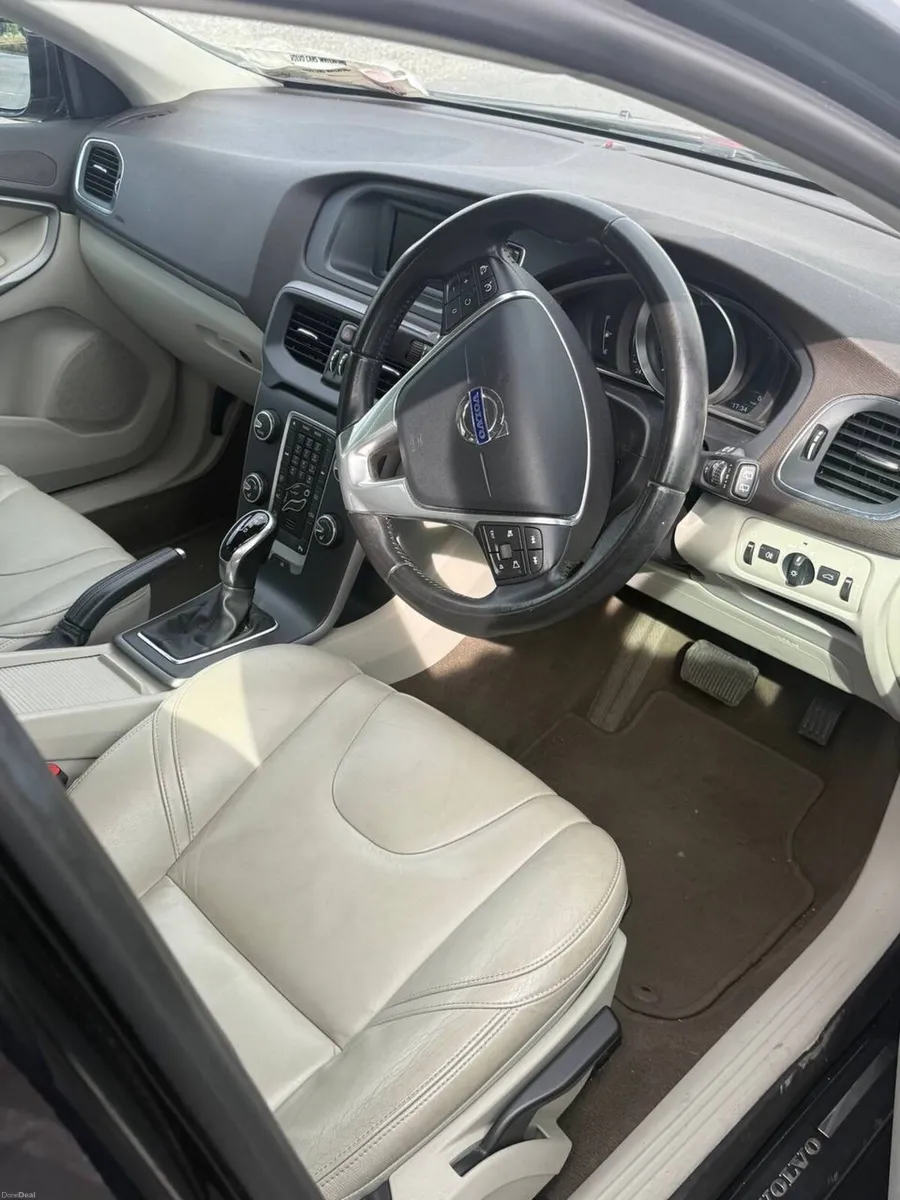 VOLVO V40🔥Automatic🔥new NCT service history - Image 4
