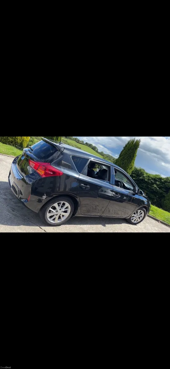 Toyota Auris 2014 - Image 2