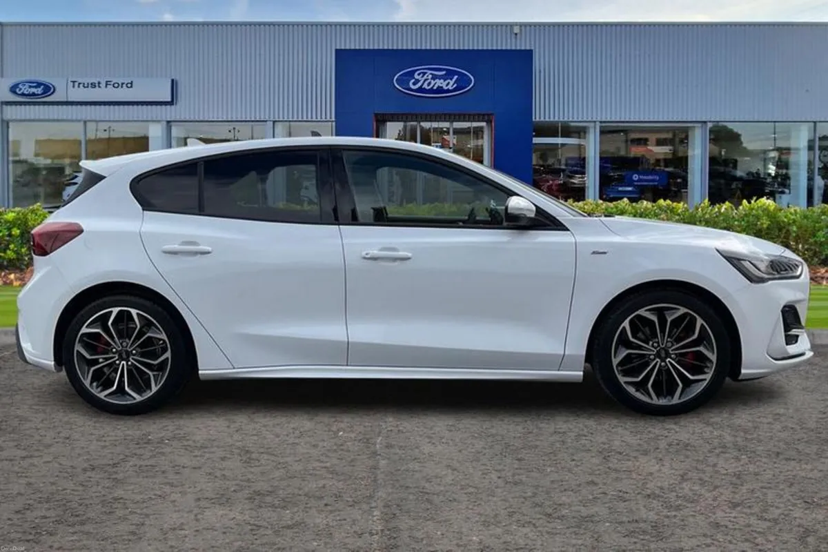 Ford Focus 1.0T EcoBoost MHEV ST-Line X Hatchback - Image 3