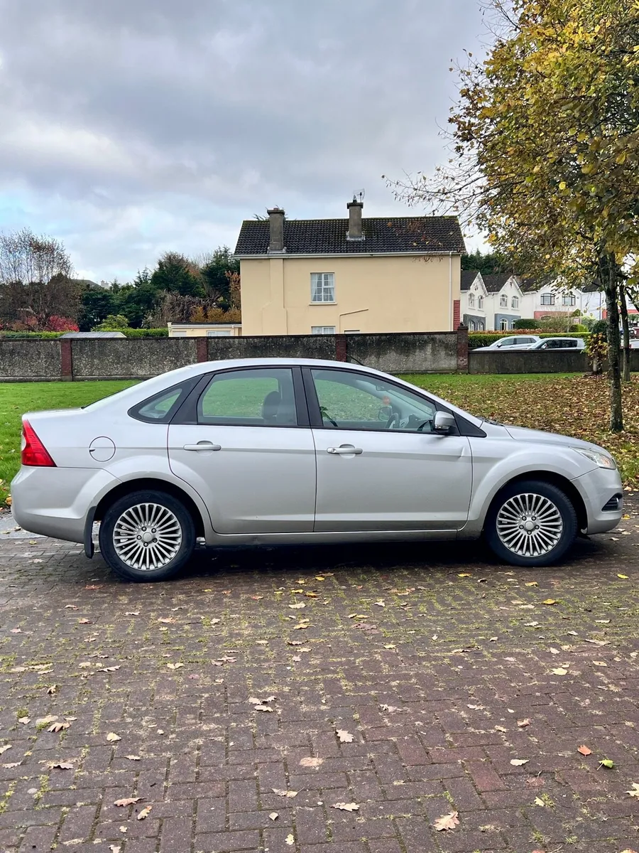 Ford focus sedan. Low mileage - Image 1