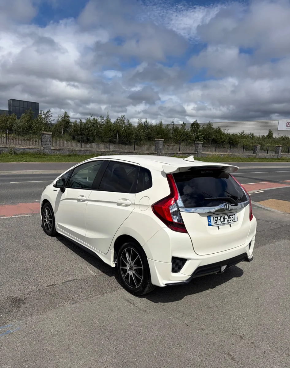 2015 Honda Fit (Jazz) 1.5 Hybrid Auto - Image 4