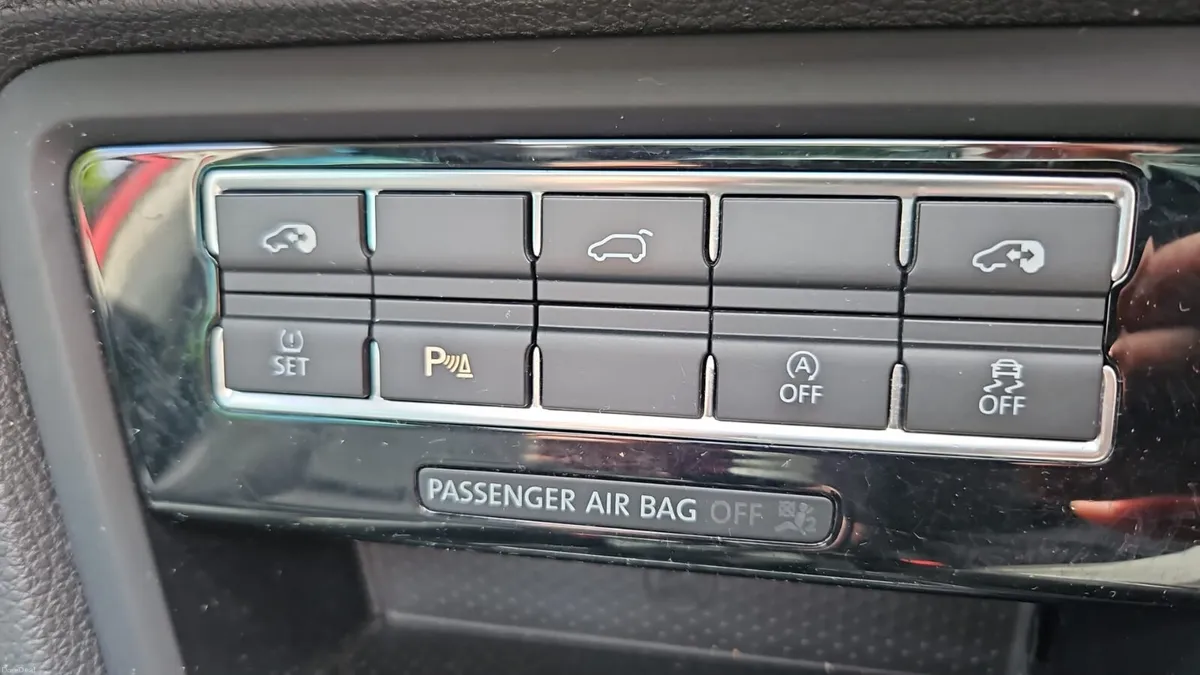 SUNROOF-HEATED LEATHER-BLUETOOTH STREAMING-190 BHP - Image 3