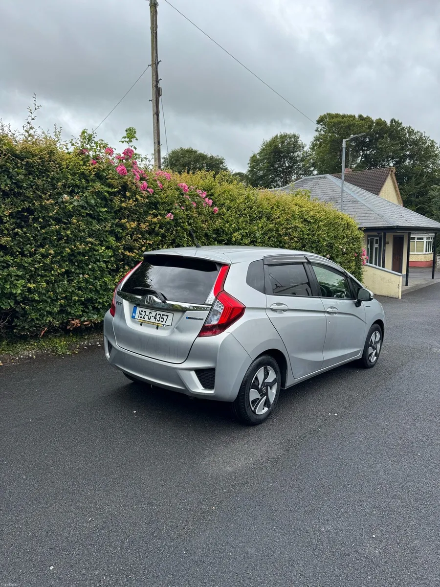 2015 Honda Fit Hybid Automatic - Image 3